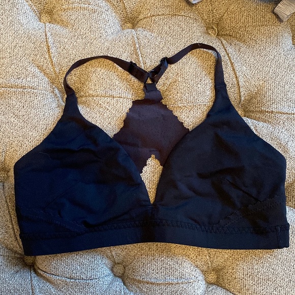 Lululemon bra in black barely worn - Picture 1 of 4